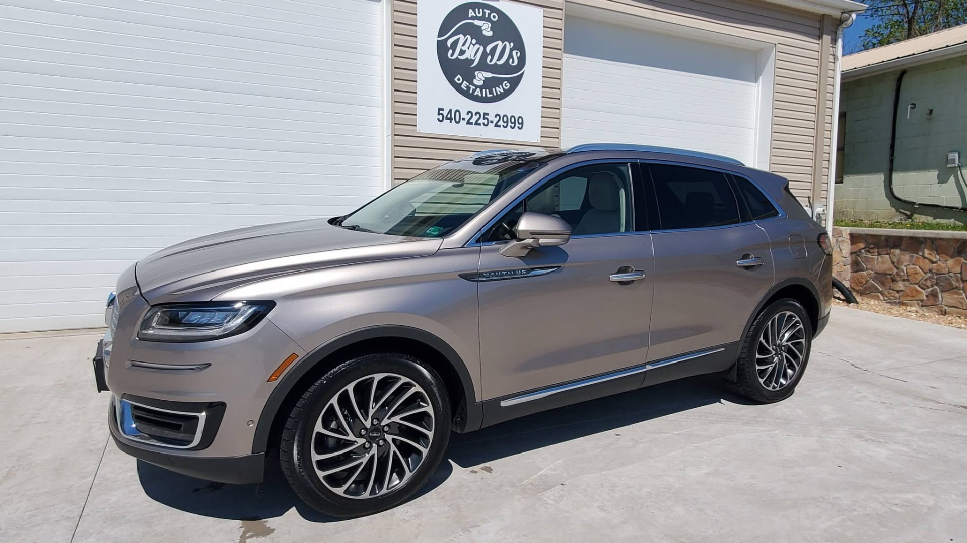 Silver Lincoln SUV detailed by Big D's